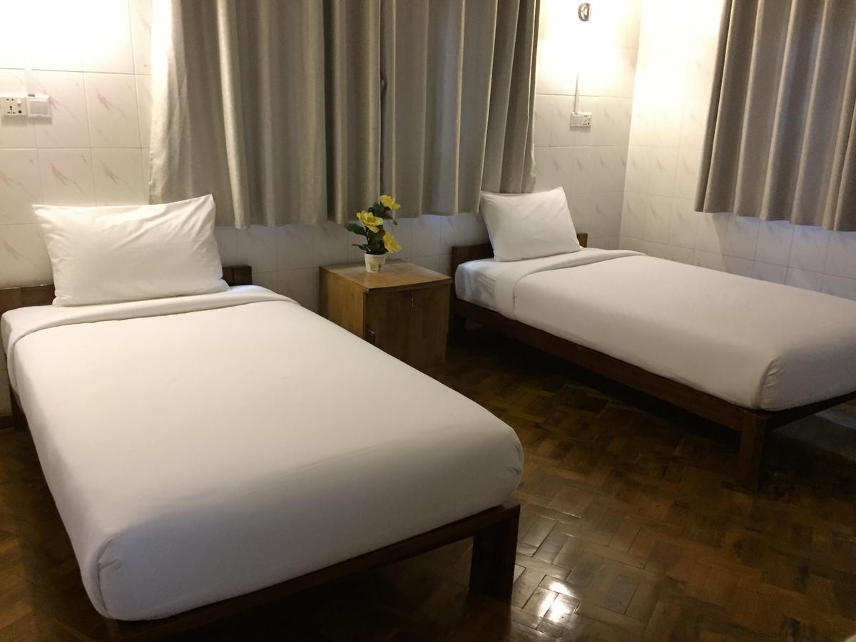 Celia Hostel Mandalay Esterno foto