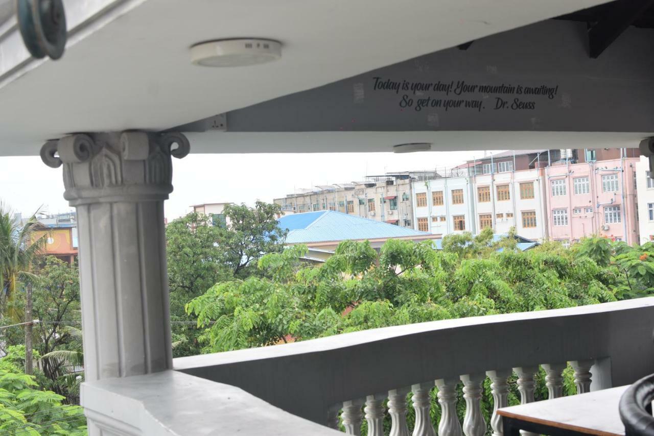 Celia Hostel Mandalay Esterno foto